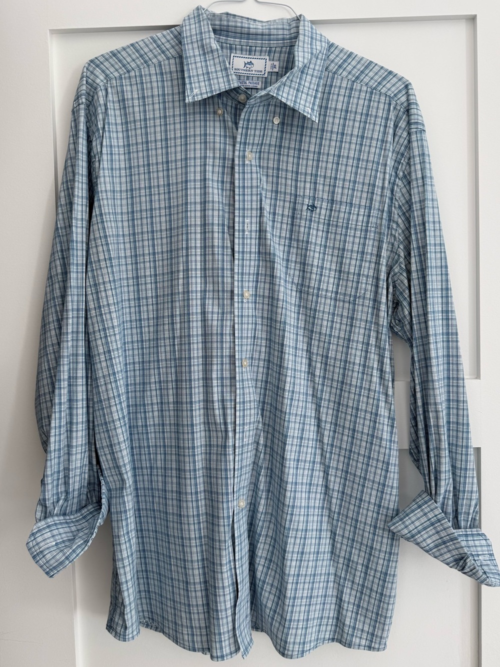 Southern Tide Men’s Button Down Shirt.  Size XL.